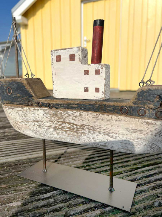 Holzschiff auf Metallfuß