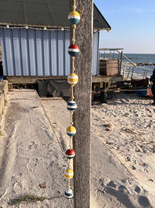 Girlande bunte Bojen am Seil