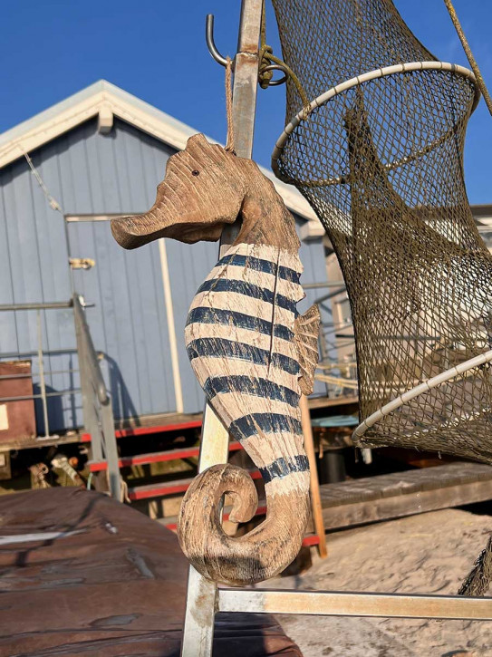 Blau weiß gestreiftes Holz Seepferdchen von Batela