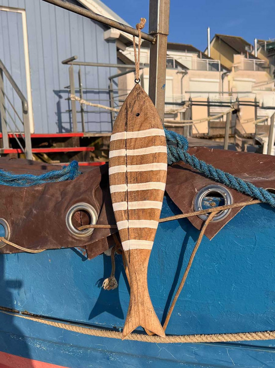 Weiß gestreifter Holzfisch maritim am Tampen L45