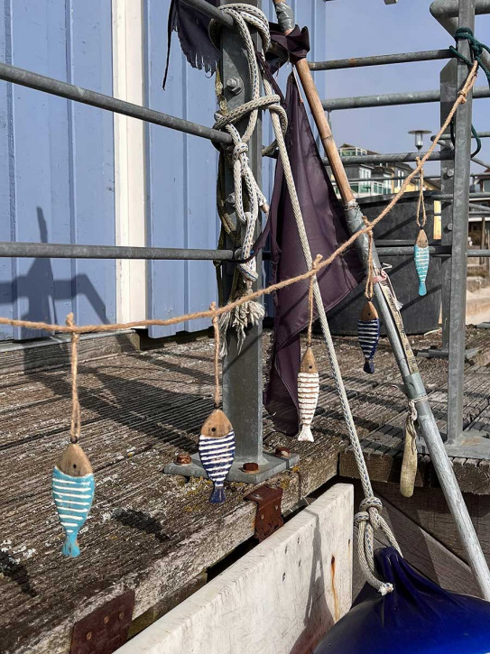 Girlande blau weiss türkis gestreifte Holzfische am Seil maritim 130 cm