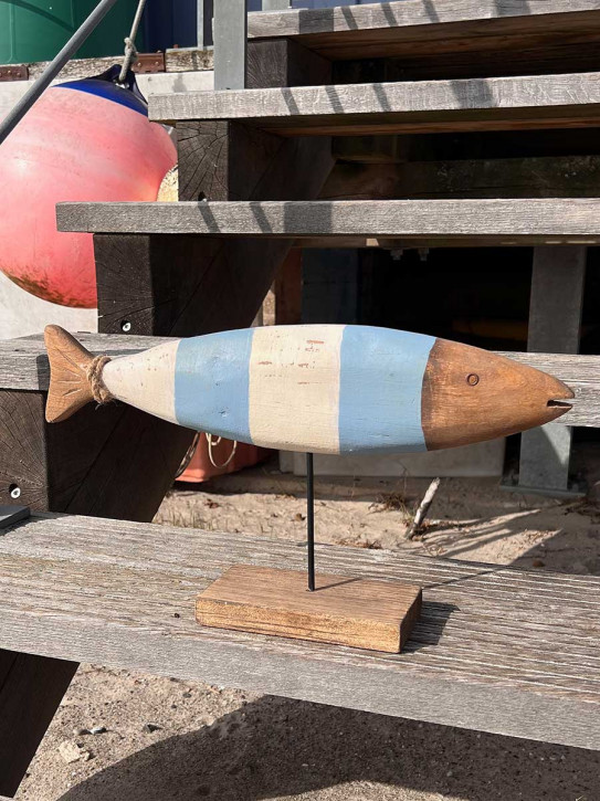Weiß blau gestreifter Holzfisch maritim auf Fuß H26