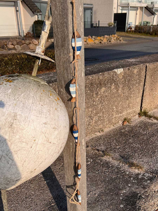 Girlande blau weiß gestreifte Holzfische am Seil L120