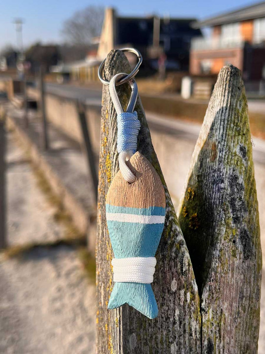 Schlüsselanhänger Holzfisch hellblau 16 cm