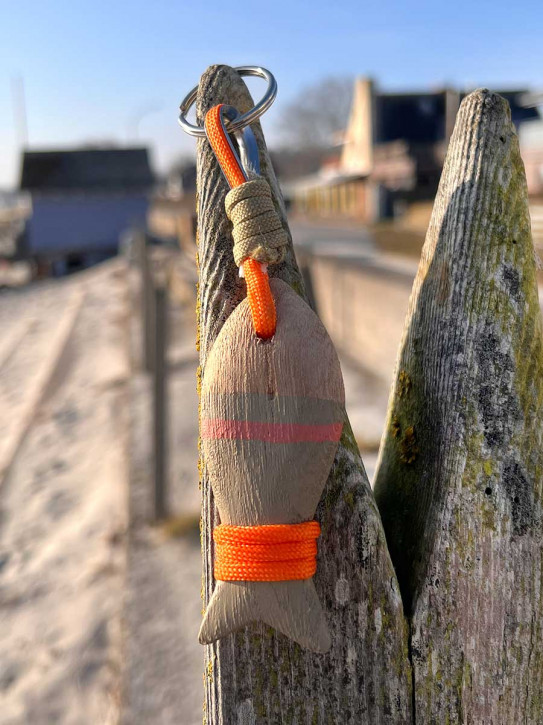 Schlüsselanhänger Holzfisch olivgrün 16 cm