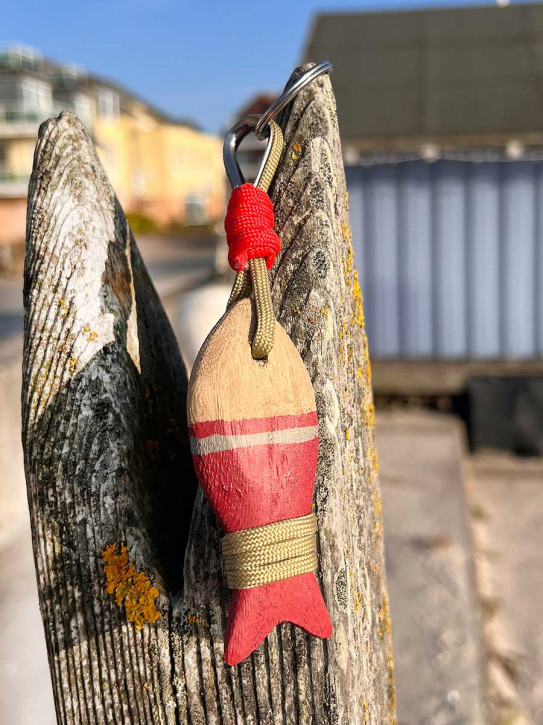 Schlüsselanhänger Holzfisch rot 16 cm