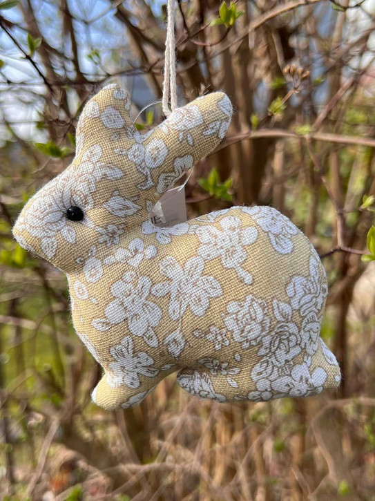 IB Laursen Anhänger Stoffhase Osterhase Hase sitzend braun-weiß