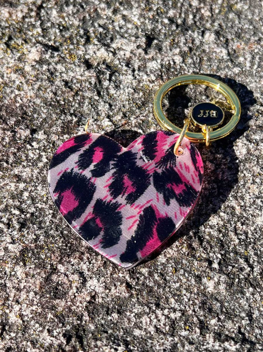 Schlüsselanhänger Leo Herz pink Acryl Kunststoff Messingring