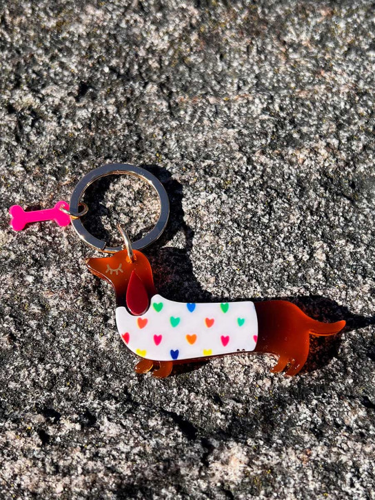 Schlüsselanhänger Dackel Pullover bunte Herzen Acryl Kunststoff Messingring
