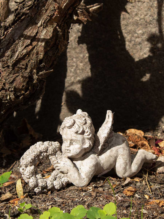 Gartenfigur liegender Engel mit Kranz 15,5 cm