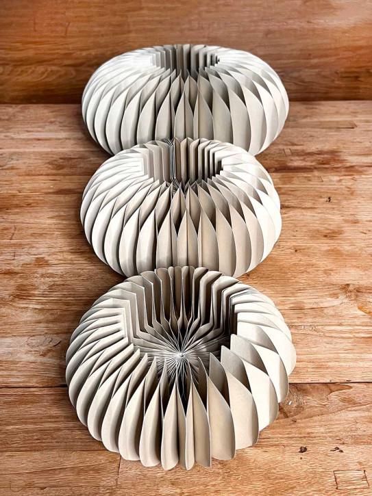 Papiersockel Papierkranz Faltkranz Dacia greige