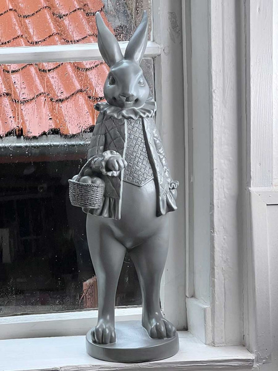 Osterhase Häsin stehend mit Körbchen hellgrau Polyresin H51