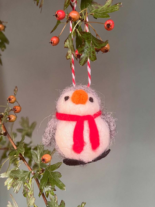 Filzanhänger Pinguin mit rotem Schal Filzanhänger Pinguin mit rotem Schal