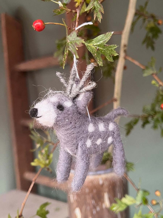 Filzanhänger Rentier Hirsch grau