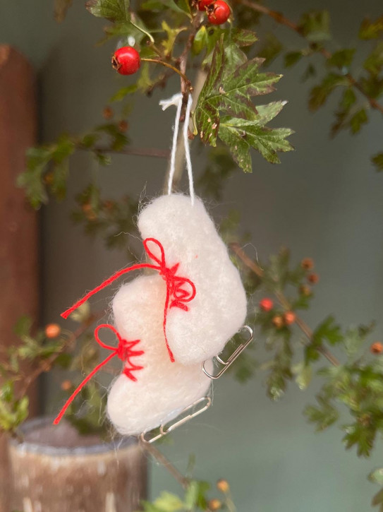 Filzanhänger Schlittschuhe Paar weiss Filzanhänger Schlittschuhe Paar weiss
