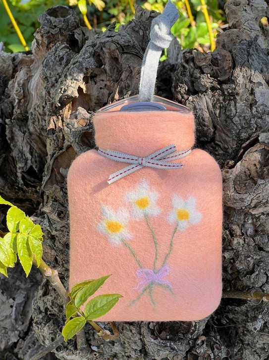 Dorothee Lehnen Miniwärmflasche Blumenstrauß lachs Hülle Merinowolle gefilzt 0,2l