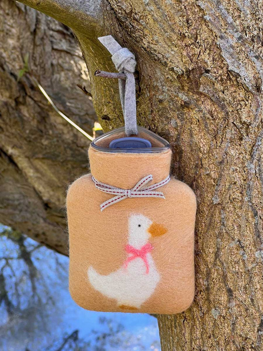 Dorothee Lehnen Miniwärmflasche Gans mit Schleife apricot Hülle Merinowolle gefilzt 0,2l