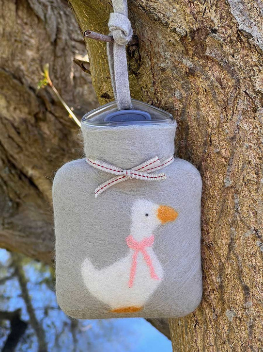 Dorothee Lehnen Miniwärmflasche Gans mit Schleife powdered jade Hülle Merinowolle gefilzt 0,2l