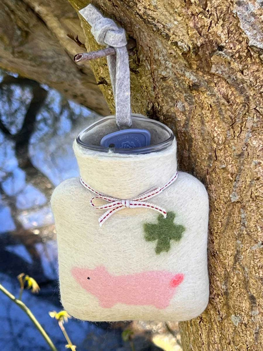 Dorothee Lehnen Miniwärmflasche Glücksschwein khaki Hülle Merinowolle gefilzt 0,2l