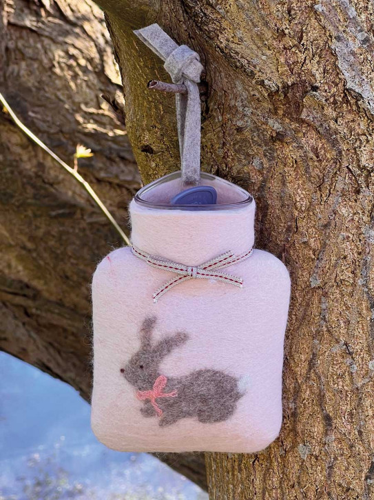 Dorothee Lehnen Miniwärmflasche Hase mit Schleife blossom Hülle Merinowolle gefilzt 0,2l