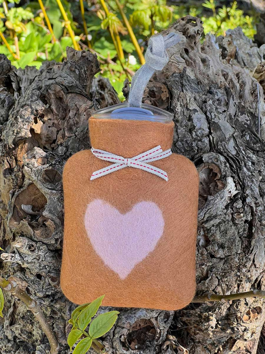 Dorothee Lehnen Miniwärmflasche Herzmotiv cashew dusty rose Hülle Merinowolle gefilzt 0,2l