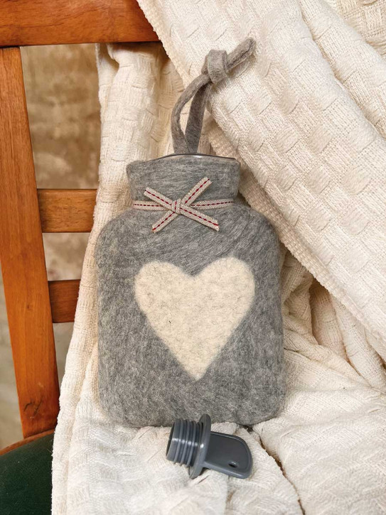 Dorothee Lehnen Miniwärmflasche Herz cashmere beige melange Hülle Merinowolle gefilzt 0,2l