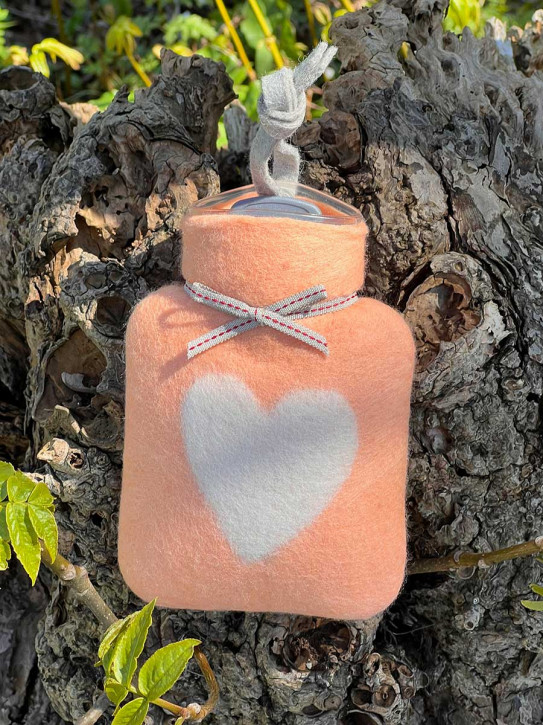 Dorothee Lehnen Miniwärmflasche Herzmotiv lachs weiß Hülle Merinowolle gefilzt 0,2l