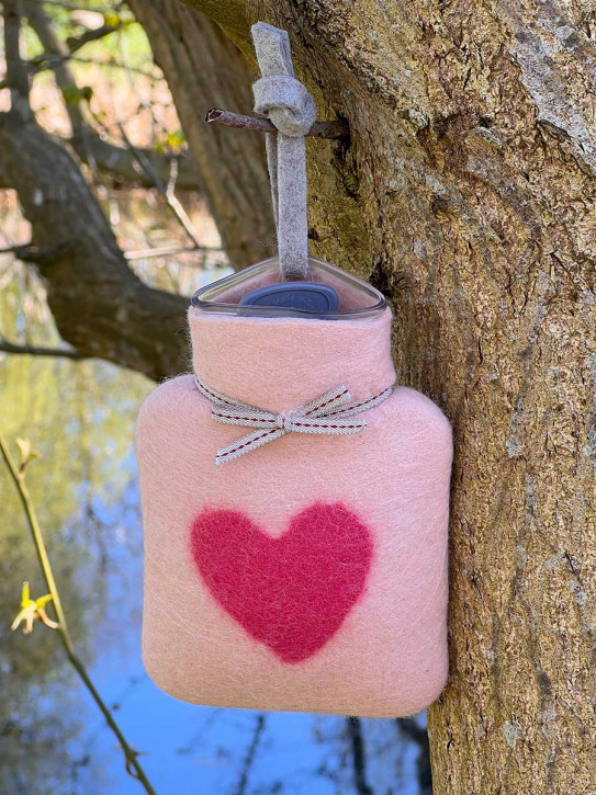 Dorothee Lehnen Miniwärmflasche Herzmotiv rose pink Hülle Merinowolle gefilzt 0,2l