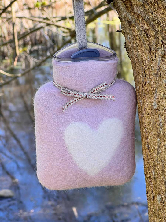 Dorothee Lehnen Miniwärmflasche Herzmotiv soft rose weiß Hülle Merinowolle gefilzt 0,2l