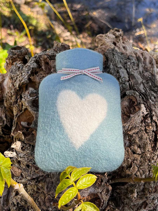Dorothee Lehnen Miniwärmflasche Herzmotiv storm weiß Hülle Merinowolle gefilzt 0,2l