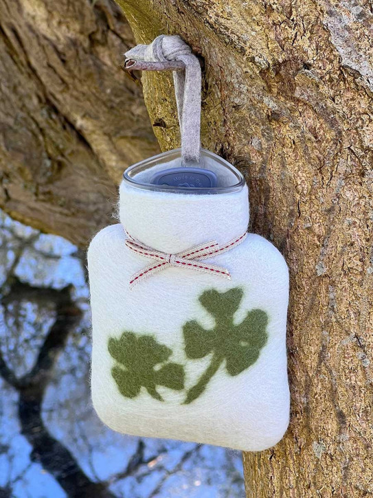 Dorothee Lehnen Miniwärmflasche Klee silver birch Hülle Merinowolle gefilzt 0,2l