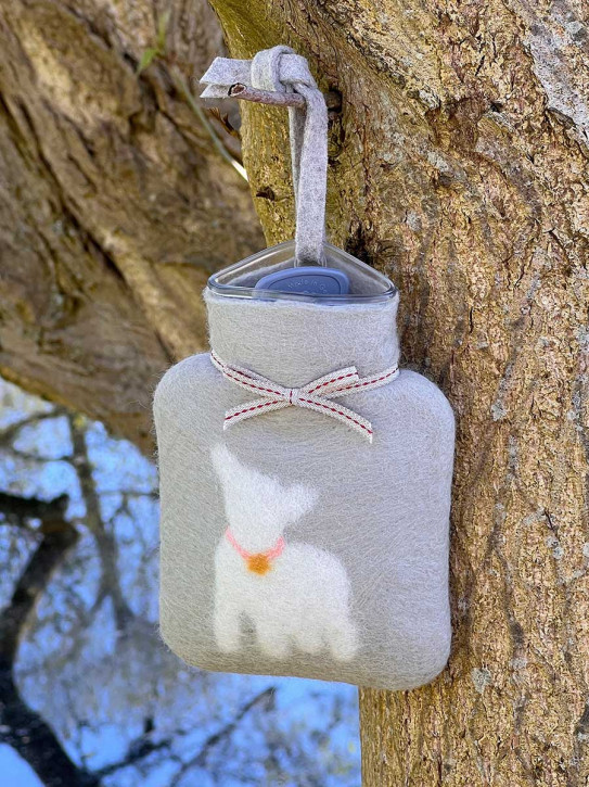 Dorothee Lehnen Miniwärmflasche Lamm mit Glocke powdered jade Hülle Merinowolle gefilzt 0,2l