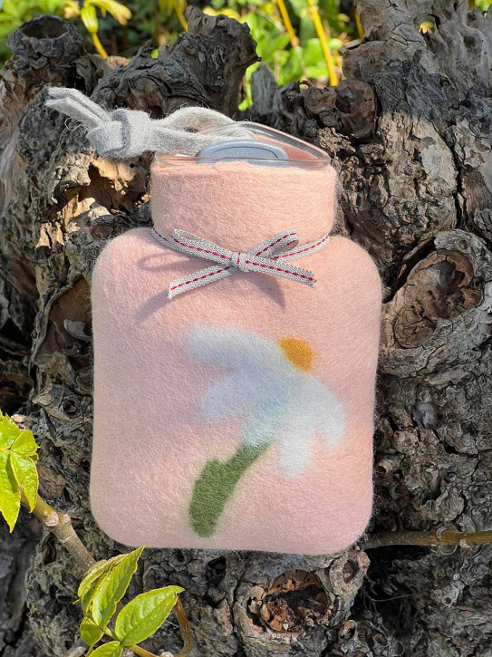 Dorothee Lehnen Miniwärmflasche Margerite rose Hülle Merinowolle gefilzt 0,2l