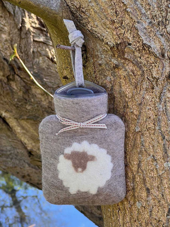 Dorothee Lehnen Miniwärmflasche Schaf cashmere Hülle Merinowolle gefilzt 0,2l