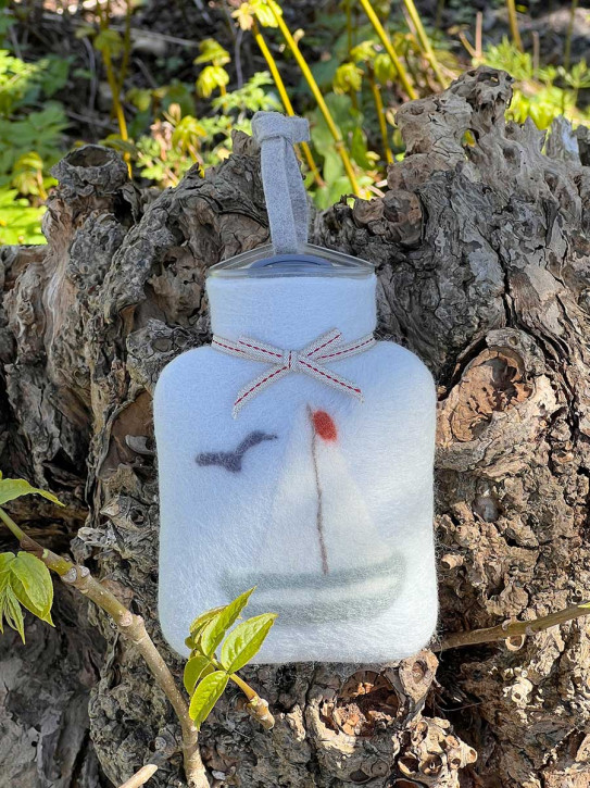 Dorothee Lehnen Miniwärmflasche Segelboot silver birch Hülle Merinowolle gefilzt 0,2l