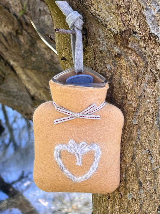 Dorothee Lehnen Miniwärmflasche gehäkeltes Herz apricot Hülle Merinowolle gefilzt 0,2l