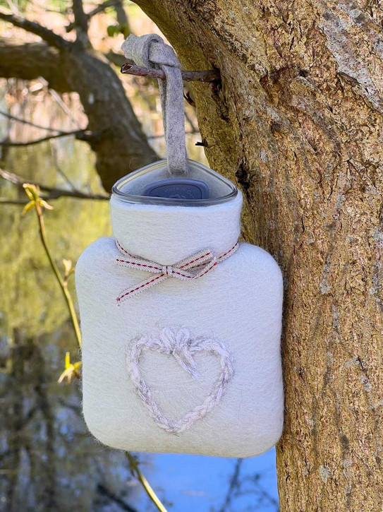 Dorothee Lehnen Miniwärmflasche gehäkeltes Herz silver birch Hülle Merinowolle gefilzt 0,2l