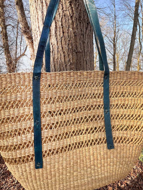 Bolga Umhängetasche Shopper oval natur Elefantengras lange blaue Lederriemen