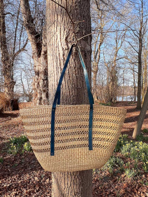 Bolga Umhängetasche Shopper oval natur Elefantengras lange blaue Lederriemen