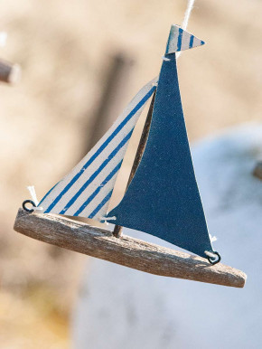 Girlande bunte Segelboote am Seil