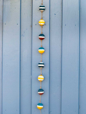 Girlande bunte Bojen am Seil