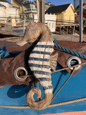 Blau weiß gestreiftes Holz Seepferdchen von Batela