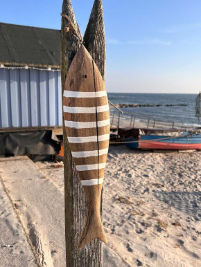 Weiß gestreifter Holzfisch maritim am Tampen L45