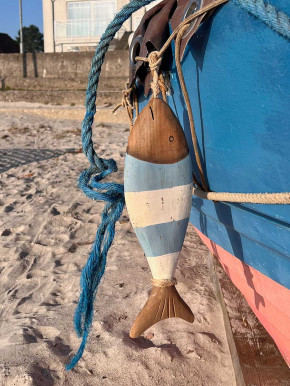 Weiß hellblau gestreifter Holzfisch maritim am Tampen L40