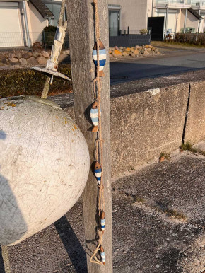Girlande blau weiß gestreifte Holzfische am Seil L120