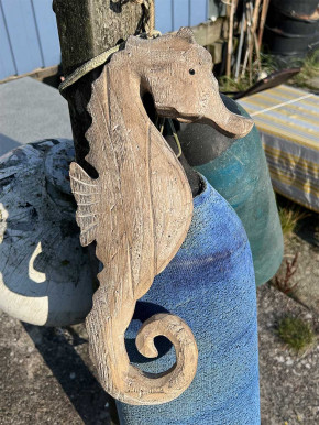Handgeschnitztes Holz Seepferdchen von Batela