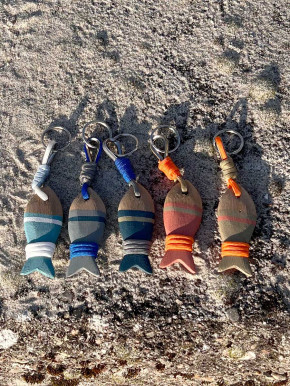 Schlüsselanhänger Holzfisch blau 16 cm