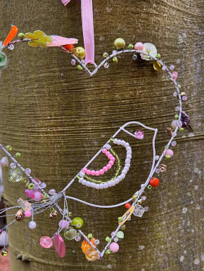 Bell'Arte Perlenherz pastell mit Vogel und Häkelblumen