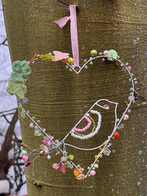 Bell'Arte Perlenherz pastell mit Vogel und Häkelblumen