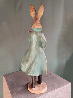 Clayre und Eef elegante Hasenfigur im grünen Mantel mit Blumen H52